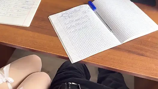 Teman sekelasku yang masih 18 tahun tiba-tiba ngocok kontolku di kelas