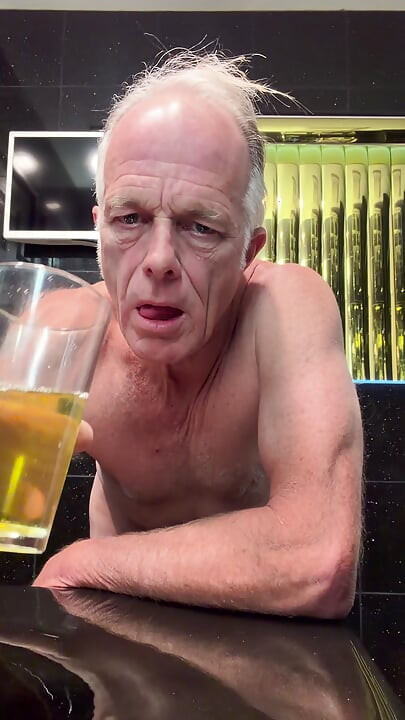 Sissy Perry dricker sin piss igen!