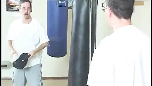 Pelacur pirang keriting mendapatkan penetrasi memek di gym