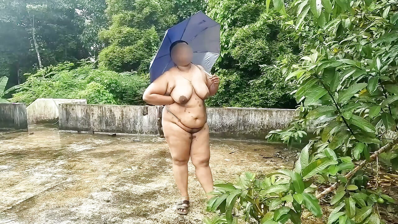 Beautiful Chubby Girls Getting Naked in Rain Outdoor. Big Boobs and Ass Exposed in Public