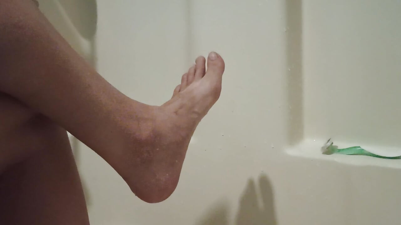 Marcy pinta suas unhas dos pés