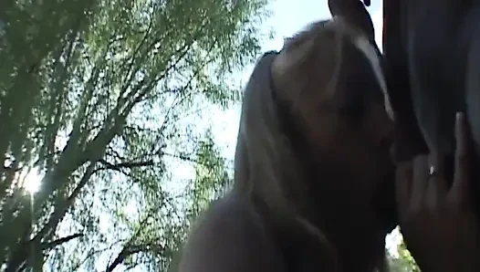 Blonde MILf nimmt pulsierenden bbc im freien tief in den hals, sabbern, wild sabbern