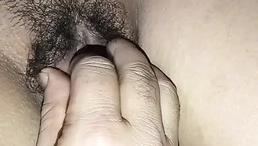 Desi Pooja Bhabhi Apni Chut Massage