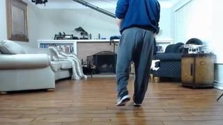 Breakdancer pokazuje dobre ruchy i wiele więcej