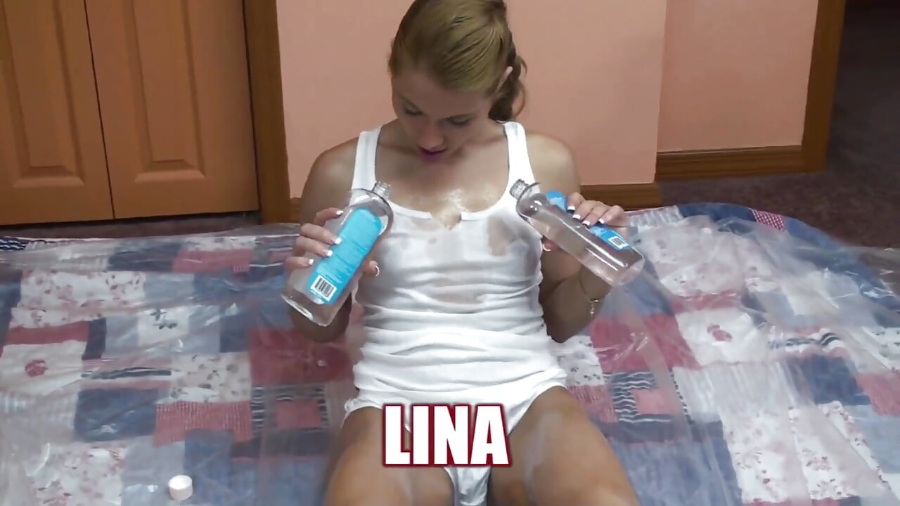 Lina está cubierta de aceite y follando su chocho