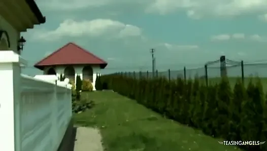Büyük kalçalı Asyalı bir kadın açık havada bir ortamda tahrik edilen erkeklerle cinsel faaliyetler yapıyor