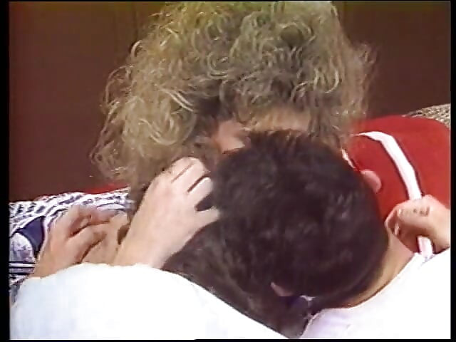 金发婊子和一个讨厌的同性恋喜欢分享一个大饥渴的鸡巴