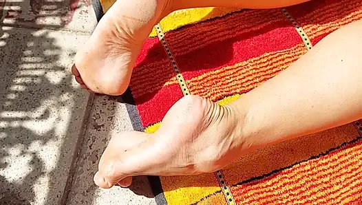 Selenas posieren im freien und füße anbetung