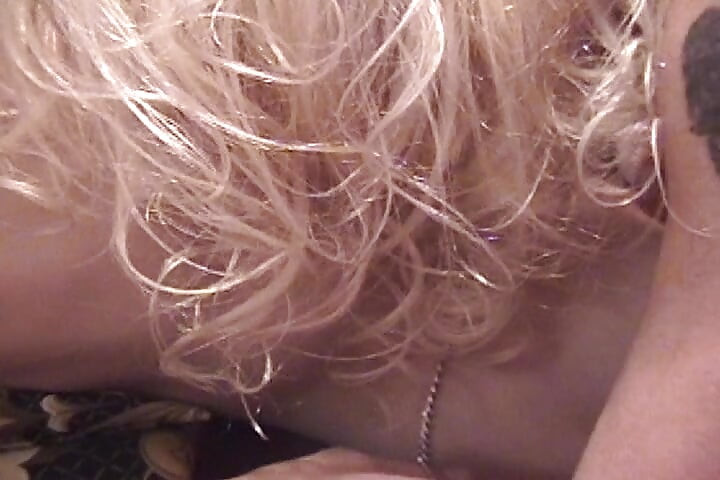 Ogromne cycki Blondie lubi ostry seks z dwoma kolesiami
