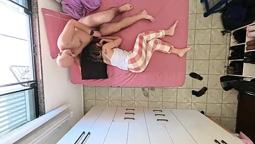 Mein stiefvater besucht mein zimmer immer wenn wir allein zu hause sind.