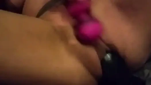 Hallo, ich bin Buggs, und ich liebe es, zu masturbieren und vollgespritzt zu werden, aber dieses mal darf eine freundin persönlich zuschauen