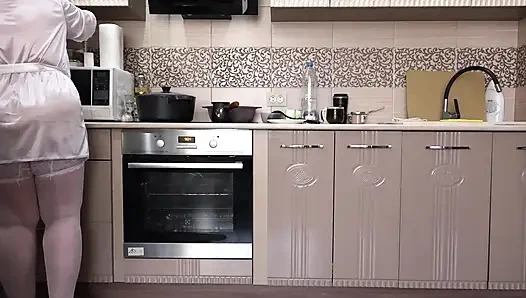 Külotsuz olgun bir eş bana kahvaltı yapıyor. Ve ev kamerası izliyor. Chubby Perde Arkasında