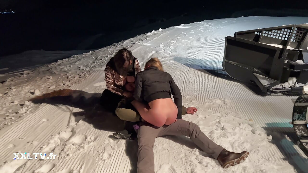 Menage a três noturno na pista de esqui