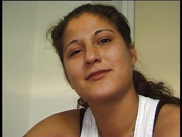 Junge brünette schlampe gefingert beim schwanz blasen