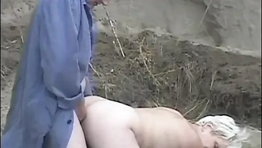 Älteres paar behaarte muschi ficken in dogging-position