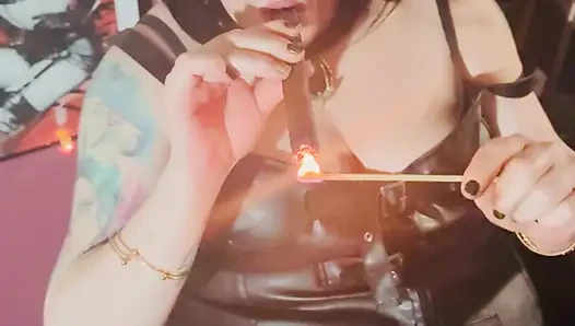 Leather & cerutu tebal! Tina snua merokok - stoking asap melayang