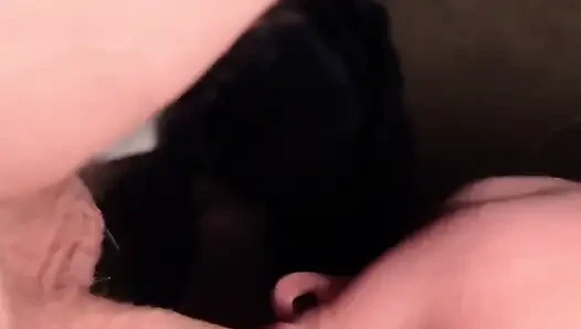 Ibu-ibu sange ini nyepong kontolku dengan posisi terbalik di pinggir ranjang sampai dicrot di mulut!