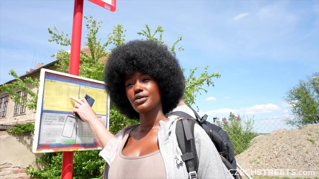 チェコの通り152:かわいい巨乳の黒人の女の子と急いで