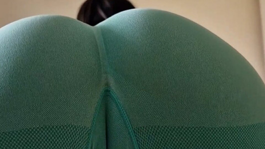 Je taquine mon cameltoe à travers des leggings