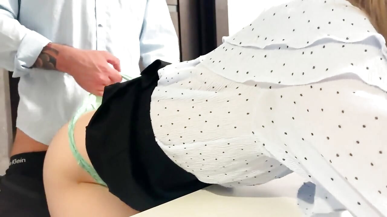 Pembantu pemalu sesi buli wedgie bonggol