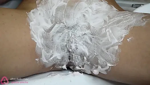 Mencukur memek berbulu dengan busa cukur semangka!