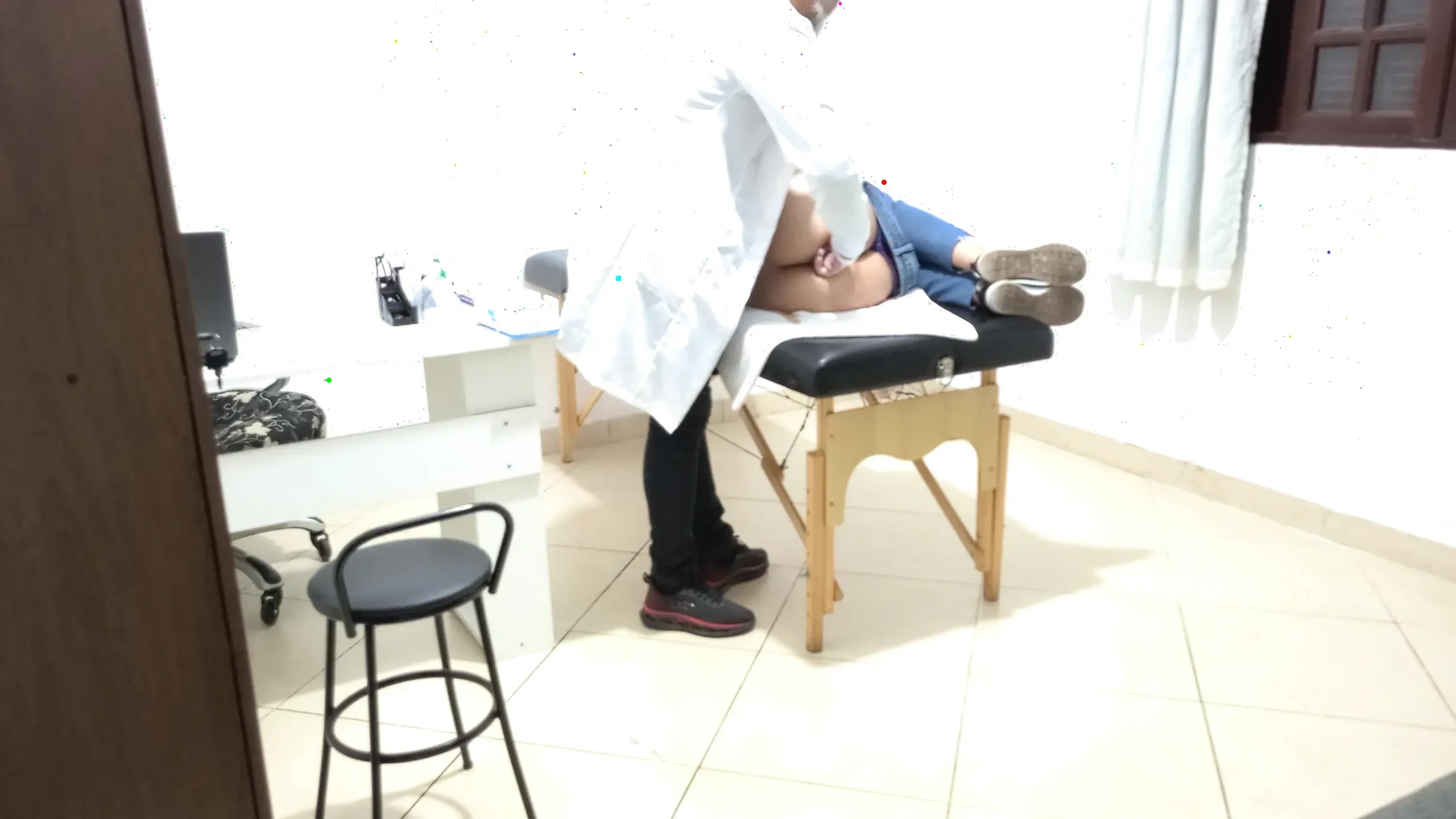 Proctologista realiza exame anal em paciente constipado.