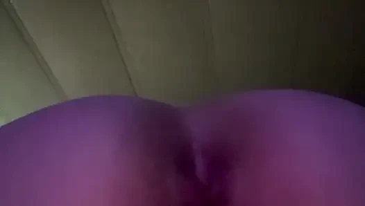 Оргазм вытесняет дилдо из этой тугой наклонившаяся киска