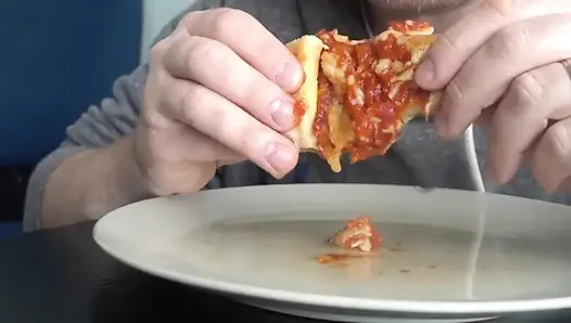 Pizzayı yemek için üzerine işeyorum