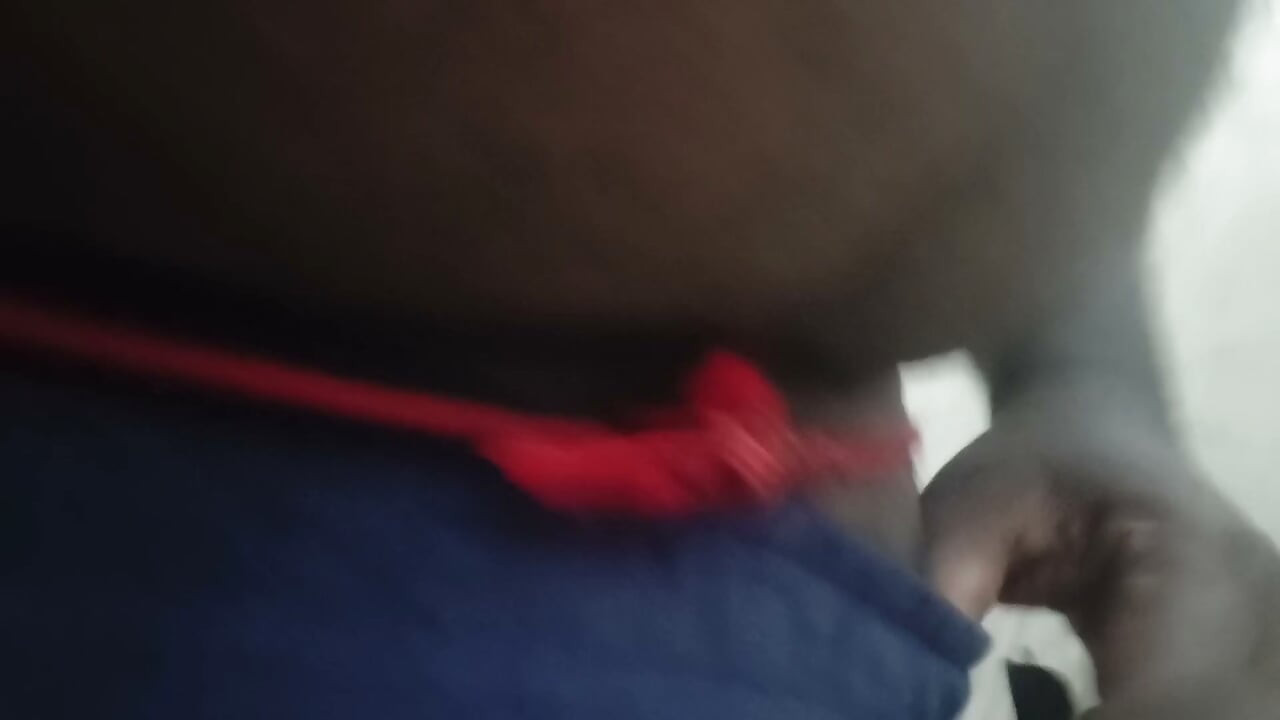 泰米尔男孩在公共厕所小便