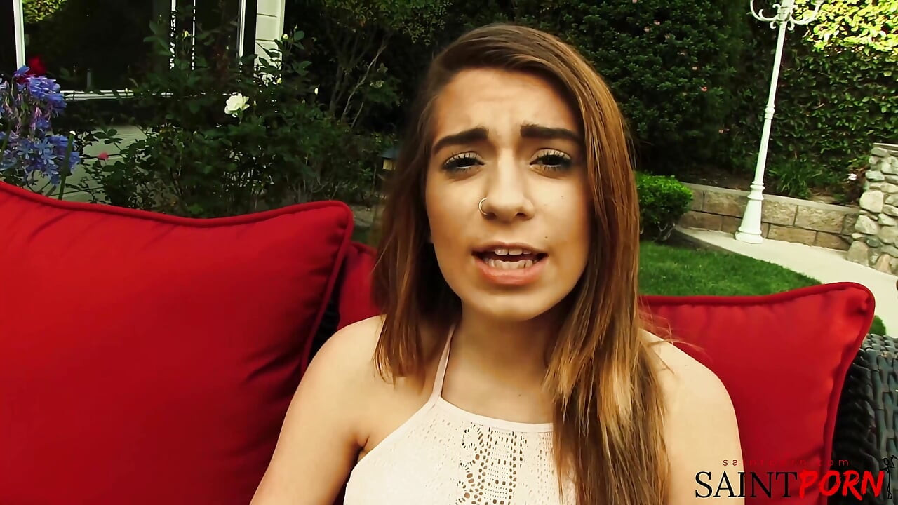 Joseline Extiende Su Coño Afeitado Para Padrastro