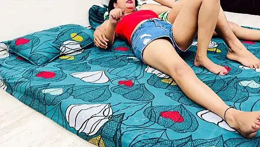 Muhtemelen hakkında konuşmamamız gereken çılgın bir gecede küçük üvey kız kardeşle yatağı paylaşıyor