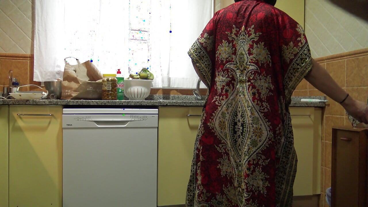 Madrastra deja que su hijastro se corra dentro de su coño peludo en la cocina