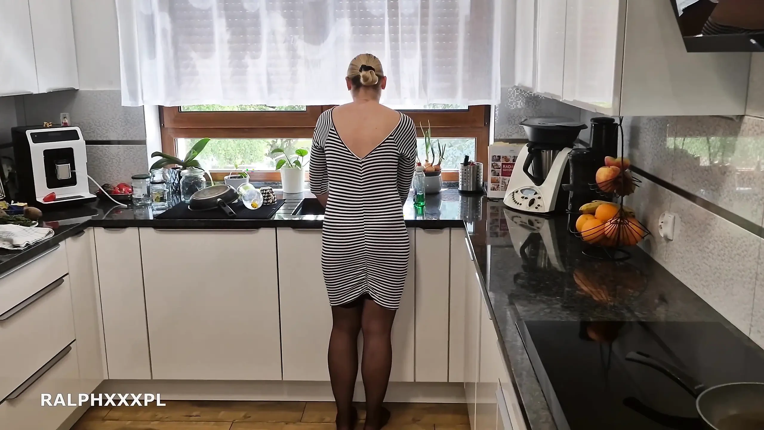 Kitchen Sex with Stepmom While She Washes the Dishes Squirt & Creampie