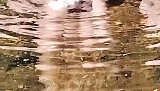 Я отвёл мачеху посмотреть поток, и она в итоге сняла всю одежду прямо передо мной.