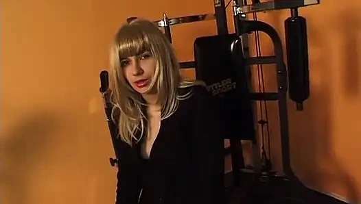 Süßes blondes küken lutscht harten schwanz beim casting