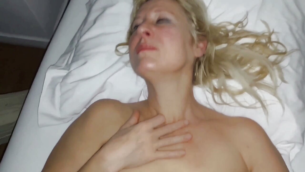 Amateur Blonde Mature Wife Enjoys Morning Naked Sex
