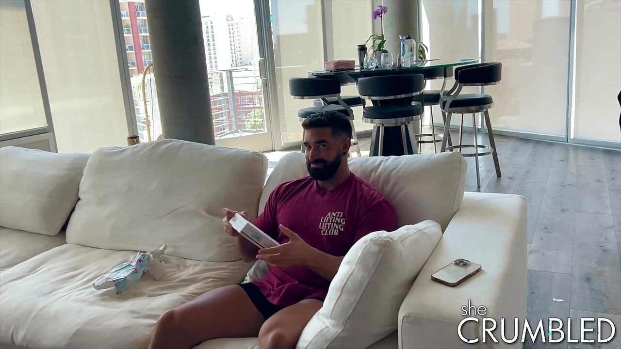 sheCRUMBLED compartilhando um pau nesta coleção de sexo a três