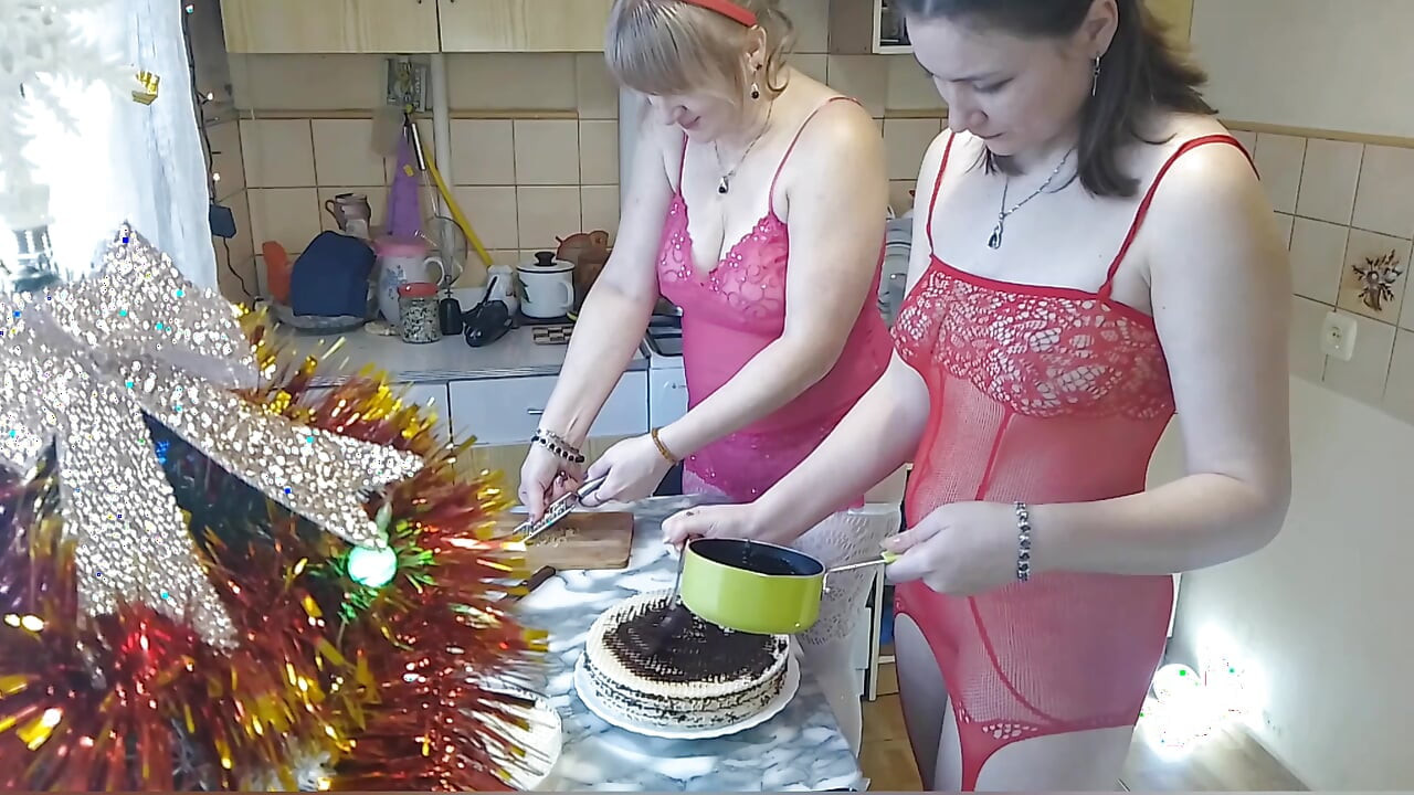 Robię słodkie śniadanie nago z moją cycatą mamuśką.