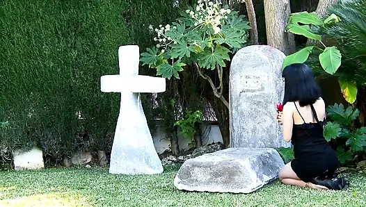 После того, как она оплакивает, она жестко трахается с садовником