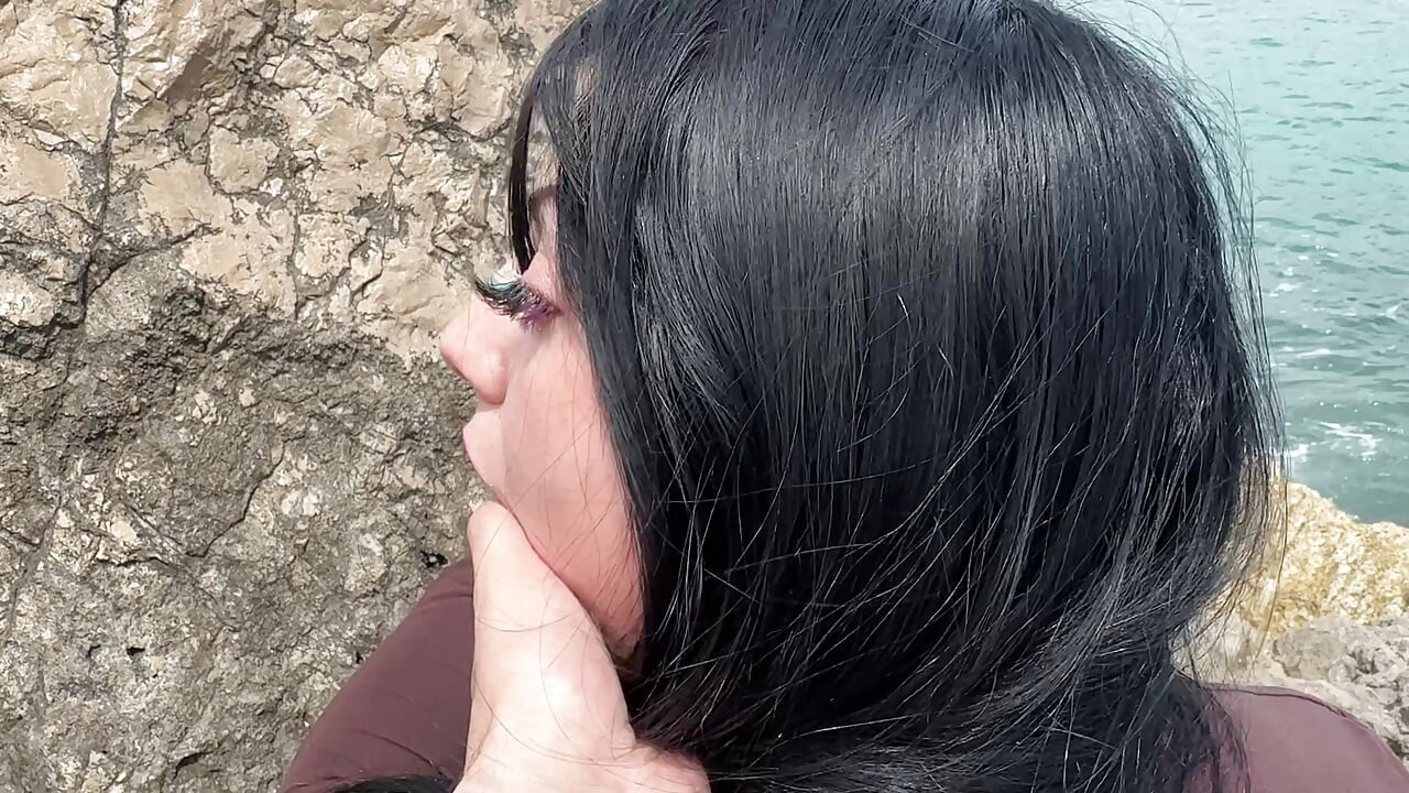 Ateşli esmer latinle plajda amatör seks, neredeyse yakalanıyoruz! - Roma Amor