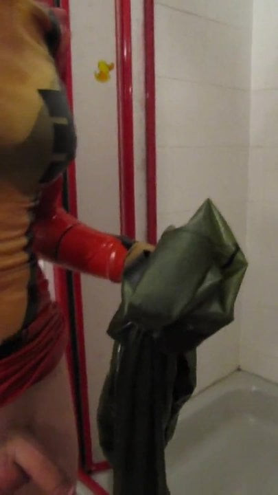 in Latexhose gepinkelt