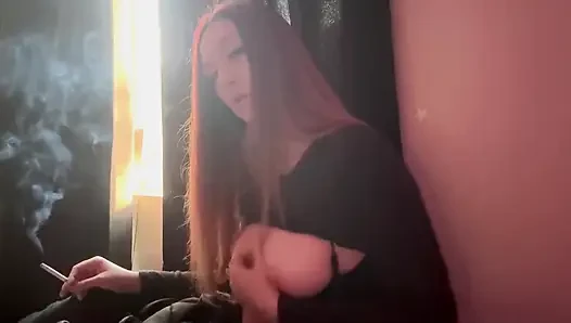 Rauchen eine zigarette, dicke möpse, dildospiel