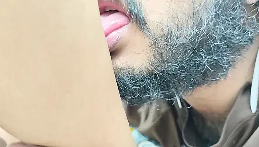 Ciuman memek dengan romansa jilat kaki oleh pasangan desi
