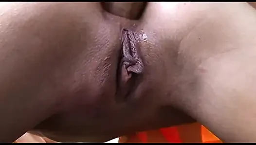Cewek nakal asia lagi asik fisting memek & pantatnya sampai muncrat berkali-kali!