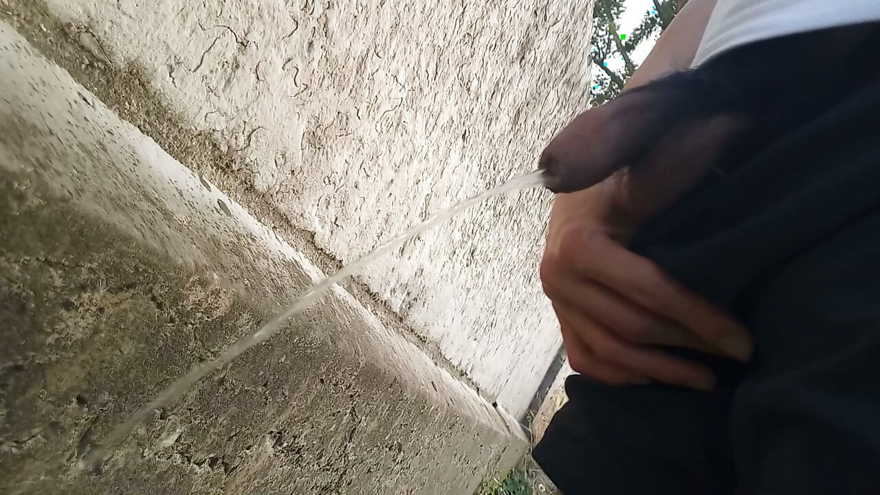 O rapaz giro Jon Arteen mija ao ar livre nesta compilação dos seus momentos mais quentes a mijar