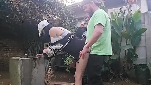 Komşular izlesin diye karımı çeşmede sikiyorum