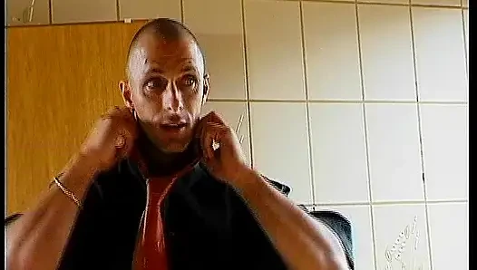 Pelacur pirang Jerman disetubuhi di threesome jacuzzi