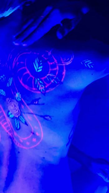 Mijn tatoeages gloeien onder UV-licht. Omdat ik verdomde magie ben.