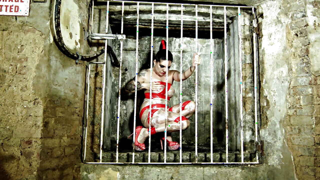 Curvă franceză tatuată legată mănâncă spermă după un futai intens BDSM