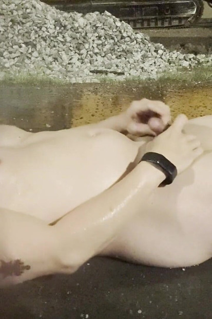 在雨中的建筑工地